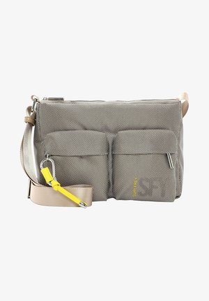 Hallita halli kangast risti-kehaga kott, millel on tikitud tekstuur, kaks esist muud, hõbedane riistvara ja kollane aktsent rihmal.