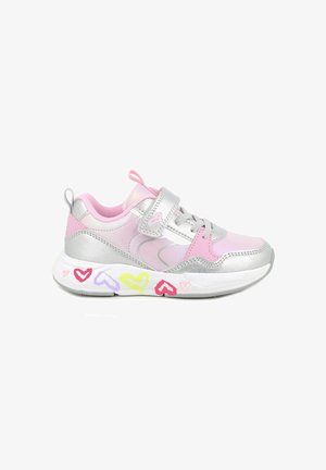 Sneaker rosa e argento con superficie testurizzata, dotata di una fascia in Velcro, decorata con motivi a cuore nei colori rosa, viola e giallo sulla suola.