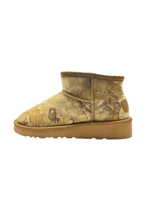 Stivale ankle in suede marrone con stampa mappa, punta rotonda e suola in gomma. Presenta un gambale corto e dettagli cuciti sui lati.
