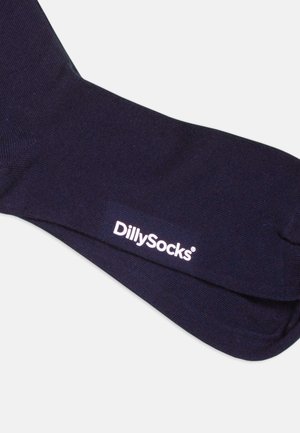 Calcetines azul marino hechos de un tejido suave, con una textura acanalada y un logo blanco de "DillySocks" en el lateral. Diseño simple y práctico.