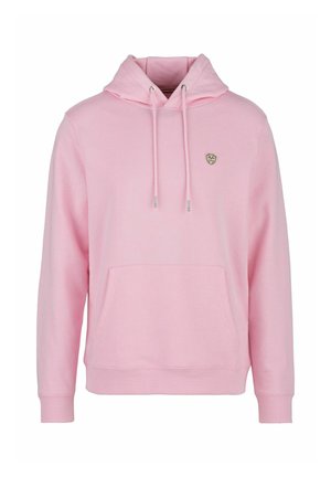Der pinke Hoodie verfügt über eine Kapuze mit Kordelzug, eine Fronttasche, gerippte Säume und Bündchen. Er besteht aus weichem Stoff und hat ein kleines Logo-Patch auf der Brust.