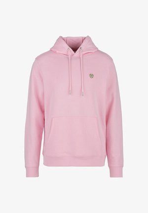 Der pinke Hoodie verfügt über eine Kapuze mit Kordelzug, eine Fronttasche, gerippte Säume und Bündchen. Er besteht aus weichem Stoff und hat ein kleines Logo-Patch auf der Brust.