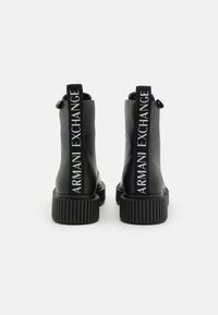 Armani Exchange Stivaletti con plateau - black