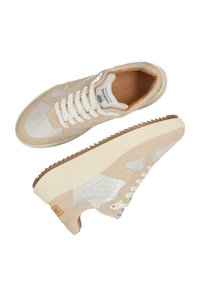Zapatillas de ante beige y metálicas con acentos texturizados, cordones blancos y una suela de goma con patrón. Cuenta con un interior acolchado y etiqueta de marca.