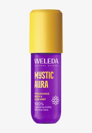 Lilla og gul sprayflaske med Weleda Mystic Aura duftende krops- og hårmist med aloe vera, naturlige dufte og blomsterlogo.