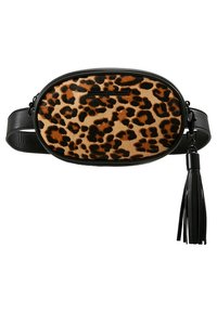 Leopardmönstrad midjeväska med svarta läderdetaljer, oval form, slät textur, med dragkedjestängning och en kvastdetalj.