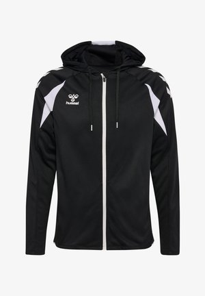 Czarna sportowa kurtka na pełny zamek z białymi akcentami na ramionach, kapturem ze sznurkami i białym logo hummel na piersi.