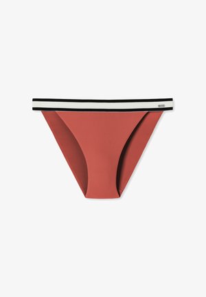 Ribbet röd bikiniunderdel med ett brett midjeband i svart och vitt randigt mönster. Har en slät tygkvalitet och en triangulär skärdesign.