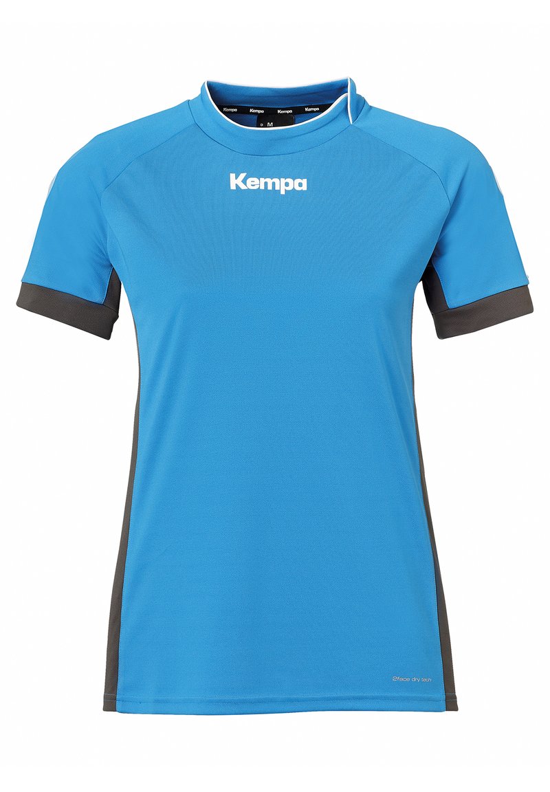 Camiseta deportiva azul de mangas cortas, con detalles negros en las mangas y un logo. Confeccionada en una tela suave que absorbe la humedad.