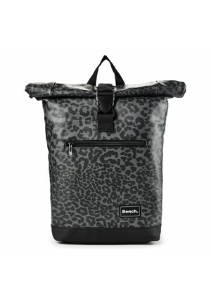 Sac à dos à rabat noir et gris avec imprimé léopard, poche zippée à l'avant, base noire, fermeture par boucle et écusson du logo Bench.