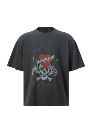 T-shirt nera oversize in cotone misto, con un design grafico di un teschio con un cuore, testo su striscione e accenti floreali.