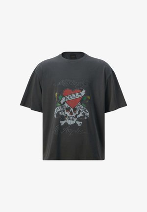 T-shirt nera oversize in cotone misto, con un design grafico di un teschio con un cuore, testo su striscione e accenti floreali.