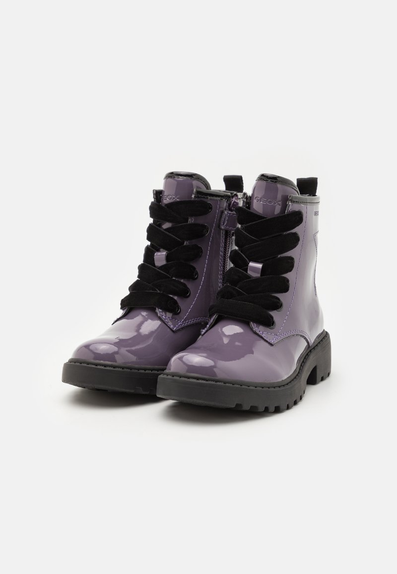 Lila Lackleder-Ankle Boots mit schwarzen Schnürsenkeln, Gummisohlen und seitlichen Reißverschlüssen. Verfügt über kontrastierende Nähte und Zuglaschen.