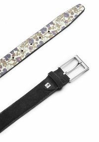 Blumenmuster-Gürtelriemen mit einem cremefarbenen Grund und lila Akzenten; schwarze Wildleder-Unterseite; rechteckige Schnalle aus silbernem Metall.