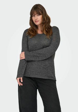 Grijze lange mouwen trui met een gestructureerd breisel, brede halslijn en een relaxed fit. Gecombineerd met zwarte broeken voor een casual look.