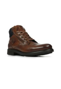 Stivali ankle in pelle marrone con punta arrotondata, suola in gomma nera e dettagli blu navy. Presentano una chiusura con lacci e una zip laterale.