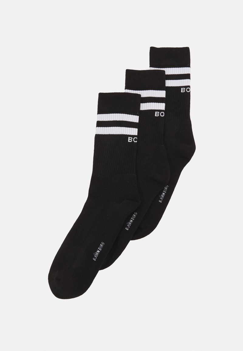 Schwarze Baumwollsocken mit weißen gestreiften Akzenten und Branding. Drei Paare sind ausgestellt, mit geripptem Texture und Standardlänge.