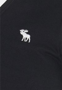 Abercrombie & Fitch 3-PACK SHORT-SLEEVE ICON V-NECK TOPS - T-shirt basic - BLACK/ WHITE/ NAVY