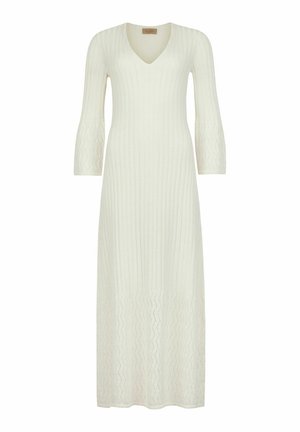 Robe longue en maille crème avec col en V et manches trois-quarts évasées avec des motifs côtelés verticaux et ondulés.