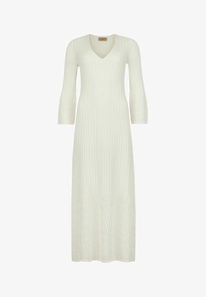 Robe longue en maille crème avec col en V et manches trois-quarts évasées avec des motifs côtelés verticaux et ondulés.