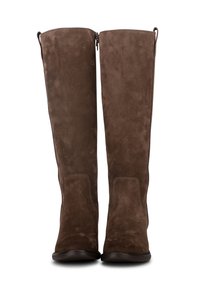 Bottes hautes en daim brun avec une texture lisse, un bout rond et une fermeture éclair à l'arrière. Comprend des panneaux latéraux pour un ajustement et un soutien.