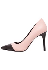 Rosa läderpumps med hög klack och spetsig tå, med svart lackläder på tåkappan och en stilren design, på en tunn stilettklack.