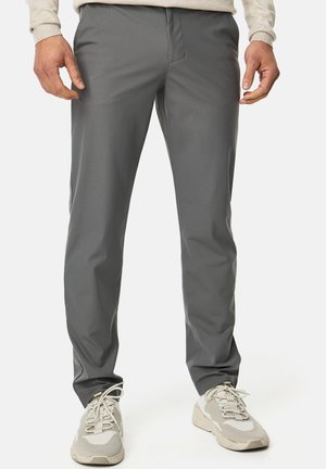 Grå, letvægtsbukser med en glat tekstur og slim fit, parret med lette, teksturerede sneakers med et flerfarvet design.