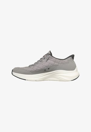 Hellgrauer gesteppter Sneaker mit niedriger Schafthöhe, schwarzen Akzenten, dicker weißer gepolsterter Sohle und Schnürverschluss, seitlich dargestellt.