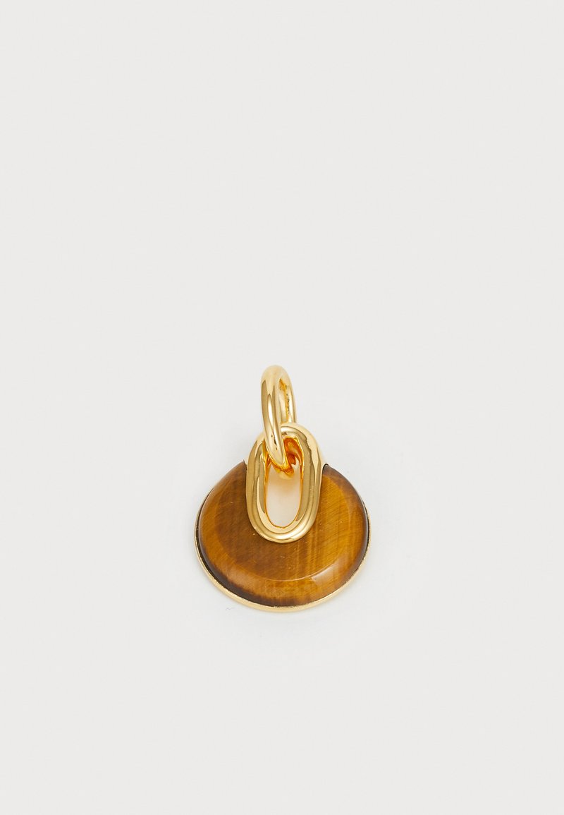 Corrente de ouro emloopada ligada a um pendente circular de olho de tigre. O pendente apresenta um acabamento marrom polido com uma textura suave.