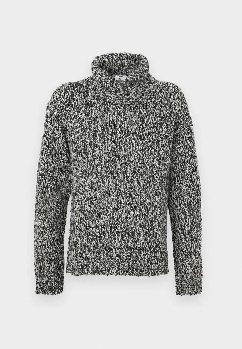 Maglione lavorato a maglia spesso in bianco e nero con colletto alto e arrotolato, maniche lunghe e un motivo testurizzato in tutto il capo.