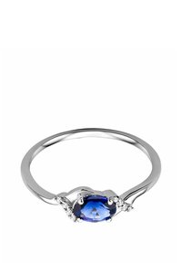 Anello d'argento con una pietra blu ovale al centro, affiancata da piccole pietre trasparenti. Fascia liscia con finitura lucida e levigata.