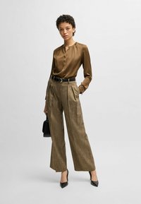 BOSS Blus - open brown nine