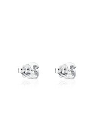 Pendientes de plata en forma de corazón curvado, estampados con "925" para indicar plata esterlina, cuentan con un cierre trasero seguro.