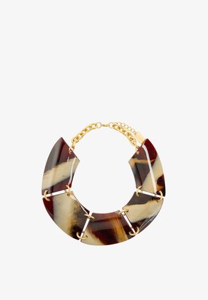 Gruby naszyjnik z pięcioma dużymi, nieregularnymi segmentami w kolorze żółwia, połączonymi złotymi pierścieniami i złotym zapięciem na łańcuszku.
