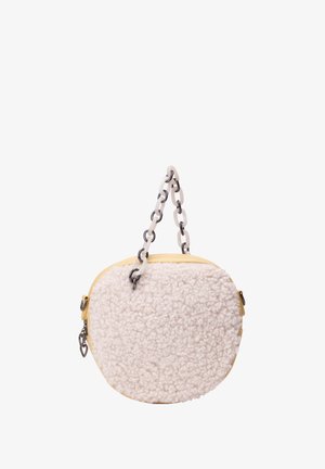 Okrągła torba z kremowym, teksturowanym lubaniem owczej wełny, żółtym wykończeniem i srebrnym łańcuszkiem. Kompaktowy design, odpowiednia do codziennego użytku.