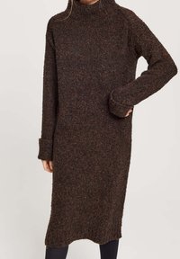 Abito midi marrone lavorato a maglia con collo alto, maniche lunghe e polsi arrotolati. Tessuto testurizzato con lievi variazioni di colore.