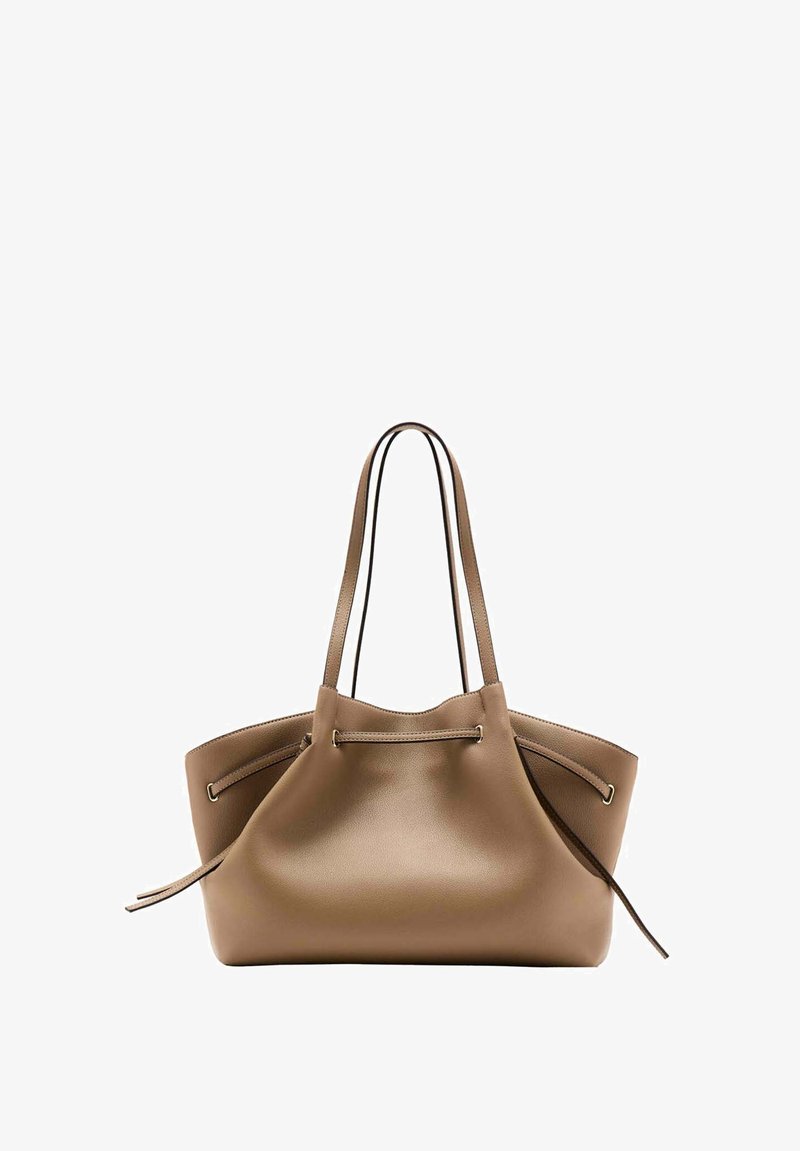 Sac cabas en cuir marron avec longues bandoulières et détail à cordon de serrage des deux côtés, légèrement ouvert en haut.