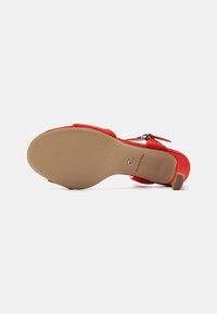 Tamaris Sandaalid - red