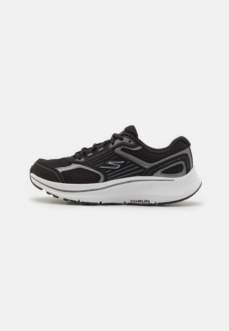 Chaussure de course athlétique noire et grise avec semelle intermédiaire blanche amortissante, empeigne en mesh, design à lacets et marquage "GORUN" sur la semelle intermédiaire.