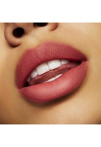 MAC POWDER KISS LIPSTICK - Leppestift - sheer outrage