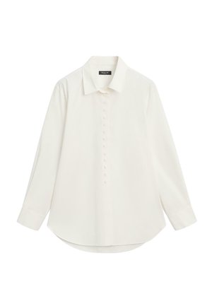 Hvid bluse med lange ærmer, krave og en række knapper i midten, med buet kant og manchetter med knapper.