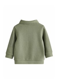 Olivgrüner Pullover aus texturiertem Stoff, mit Kragen, überschnittenen Schultern und gerippten Bündchen. Mit einfarbigen grünen Ellbogenflicken.