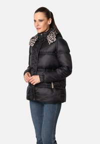Chaqueta inflable negra con cuello de estampado de leopardo, que cuenta con un cierre de cremallera, bolsillos laterales y puños elásticos para un ajuste ceñido.