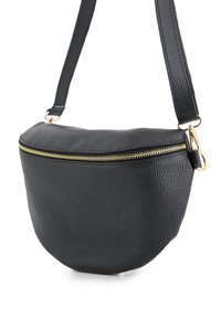 Sort skuldertaske i læder med tekstureret overflade, buet form, guldfarvet lynlåsdetalje og justerbar rem.