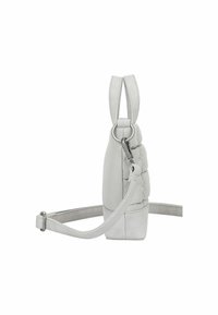 Borsa in pelle vegana grigia con design imbottito, tracolla regolabile e hardware metallico; presenta una texture liscia e una forma arrotondata.