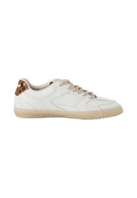 Baskets en cuir blanc avec lacets beige, semelle en caoutchouc texturée et accent imprimé animal marron et noir sur le col du talon.