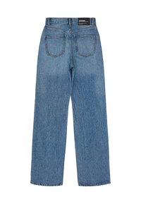 Jeans de denim azul claro con un diseño de pierna ancha y cintura alta. Cuenta con cinco bolsillos y una etiqueta cosida en la cintura. Textura suave.