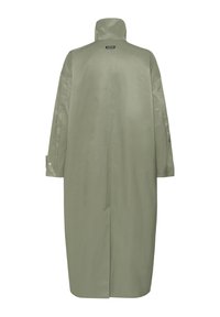Lang lys grågrøn frakke med høj krave, lange ærmer, knaplukning ved ærmekanterne og et sort mærke nær nakken på bagsiden.