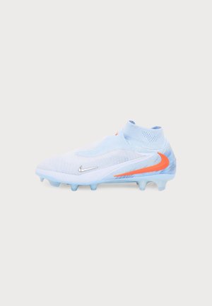 Chaussure de football Nike bleu clair avec un Swoosh orange sur le côté, une tige en maille montant jusqu’à la cheville et des crampons moulés, sur un fond uni.