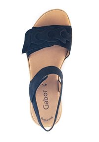 Czarne zamszowe sandały z podwójnym paskiem, z gładką wkładką i niewielkim obcasem. Logo widoczne na wewnętrznej stronie.